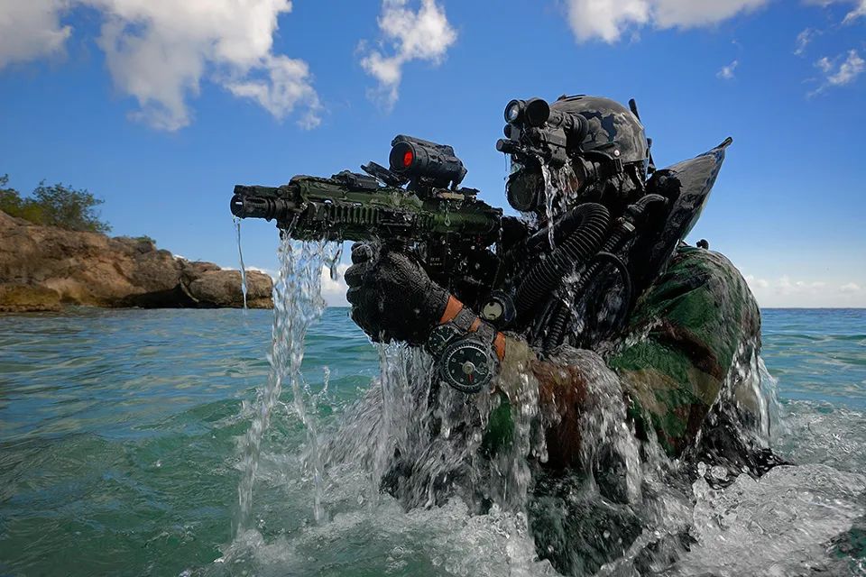 兵团新警,警用突击步枪与军用突击步枪