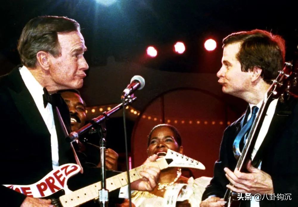 他打造了美国政治史最脏竞选,却被命运掐断了脖子