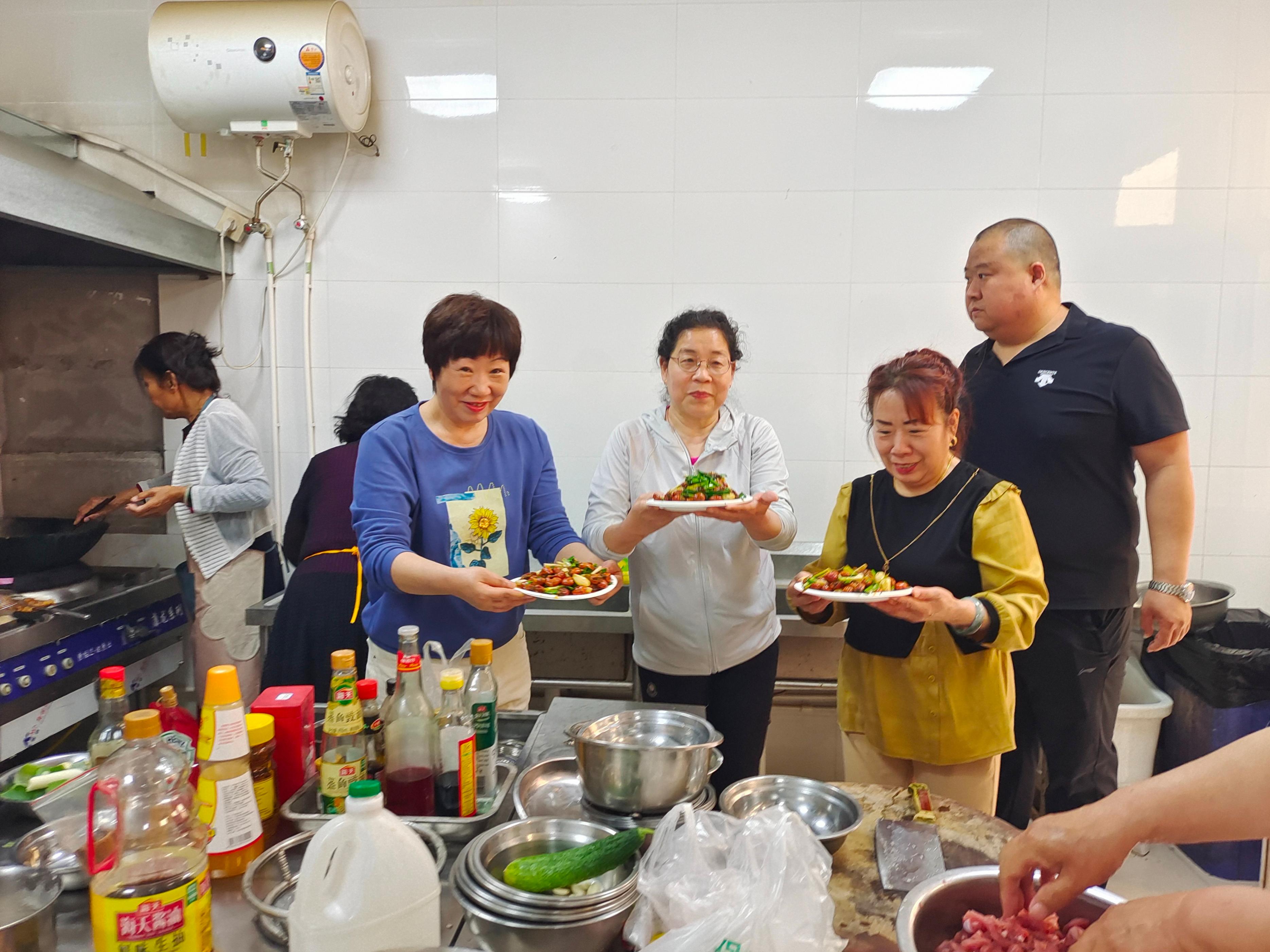 以菜会友，邻里一家亲！三街社区居民纵享美好“食”光