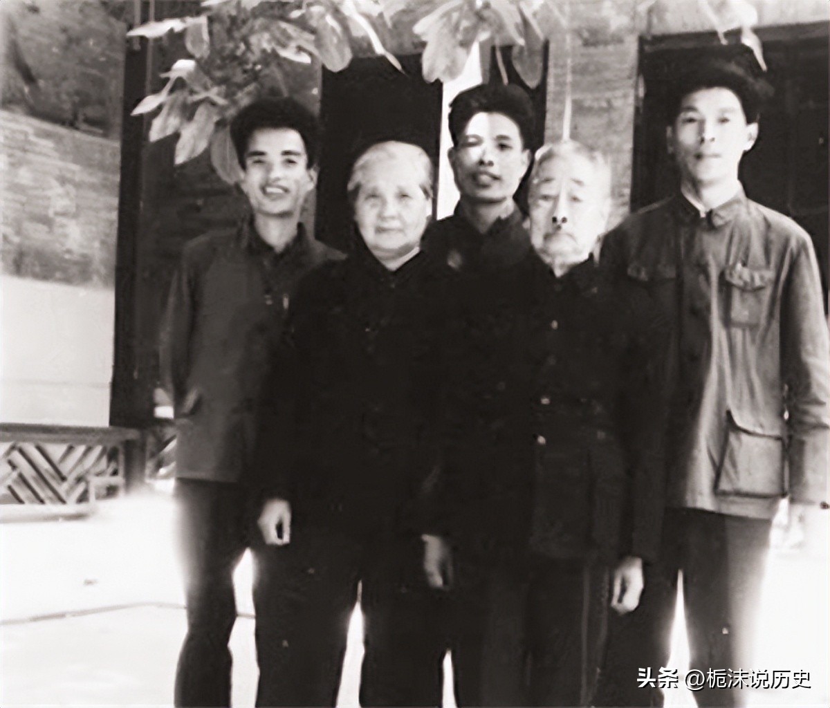 鲁迅玩伴闰土：57岁病逝后，留下5子，如今后代完成华丽转变