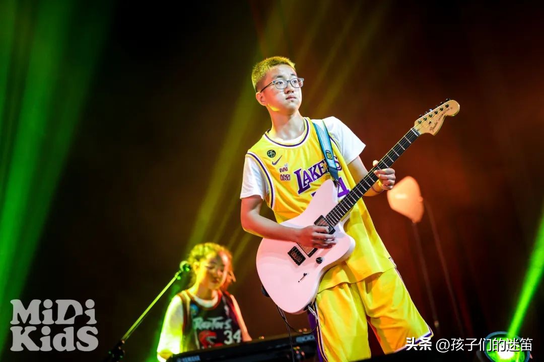 伙伴齐心，把舞台变成专属Party，得到来自原唱的鼓励