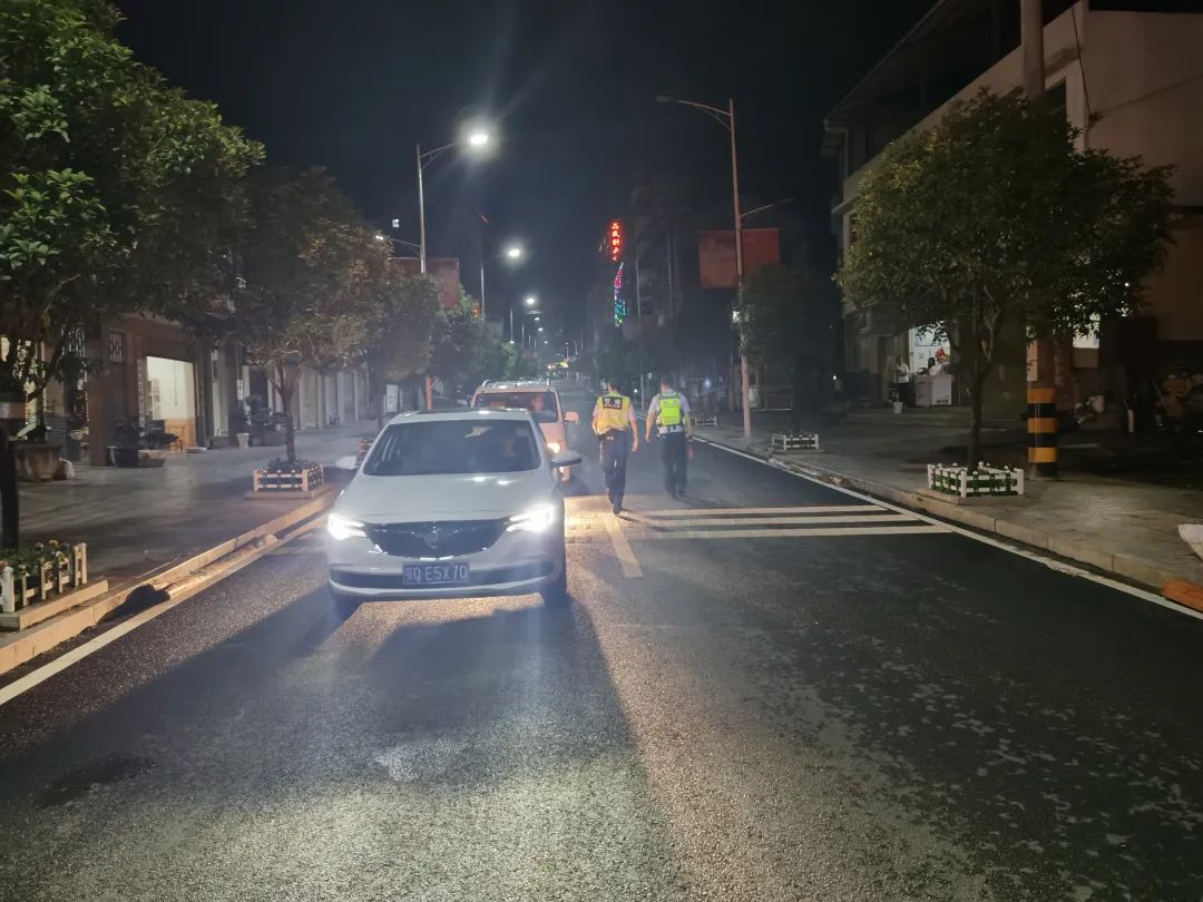 【夏季治安打击整治“百日行动”】当晚抓获65人！恩施公安开展夏夜治安巡查宣防第二次集中统一行动