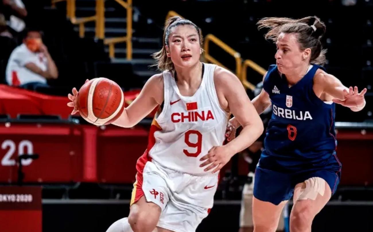 足坛跟上！李梦不雅照后，泰山球员疑似出轨：聊天背景妻子大肚照