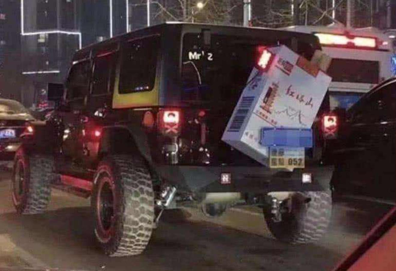 男子开着越野车上高速,男子开价值七十万元摩托车上高速