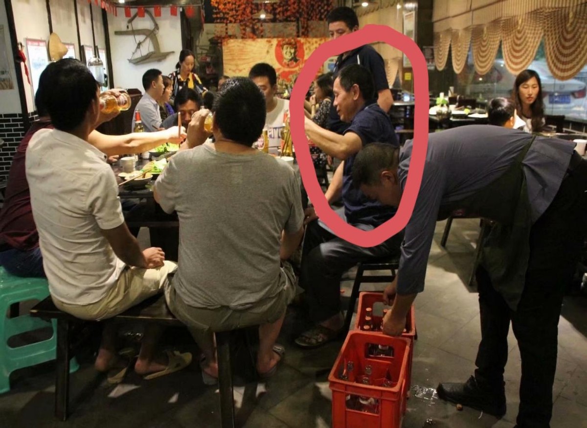 男人醉酒后的行为表示什么,男人喝醉后会做出什么样的行为