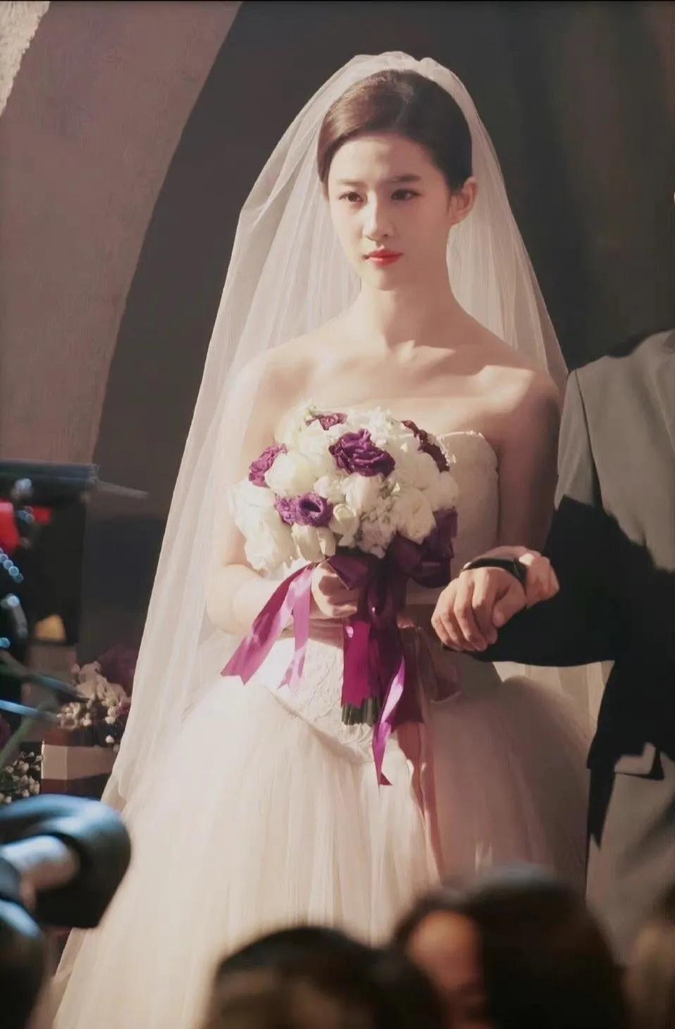 试问女生们，你们哪个能躲得了“婚纱的诱惑”呢？