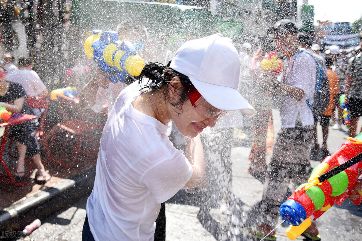 被泼水的漂亮女孩,泼水节变味女生颜值越高被泼越狠