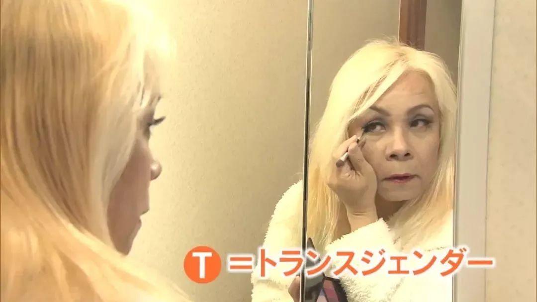 60岁老公突然变女人！梳双马尾穿短裙高跟鞋，妻子还帮洗内衣...