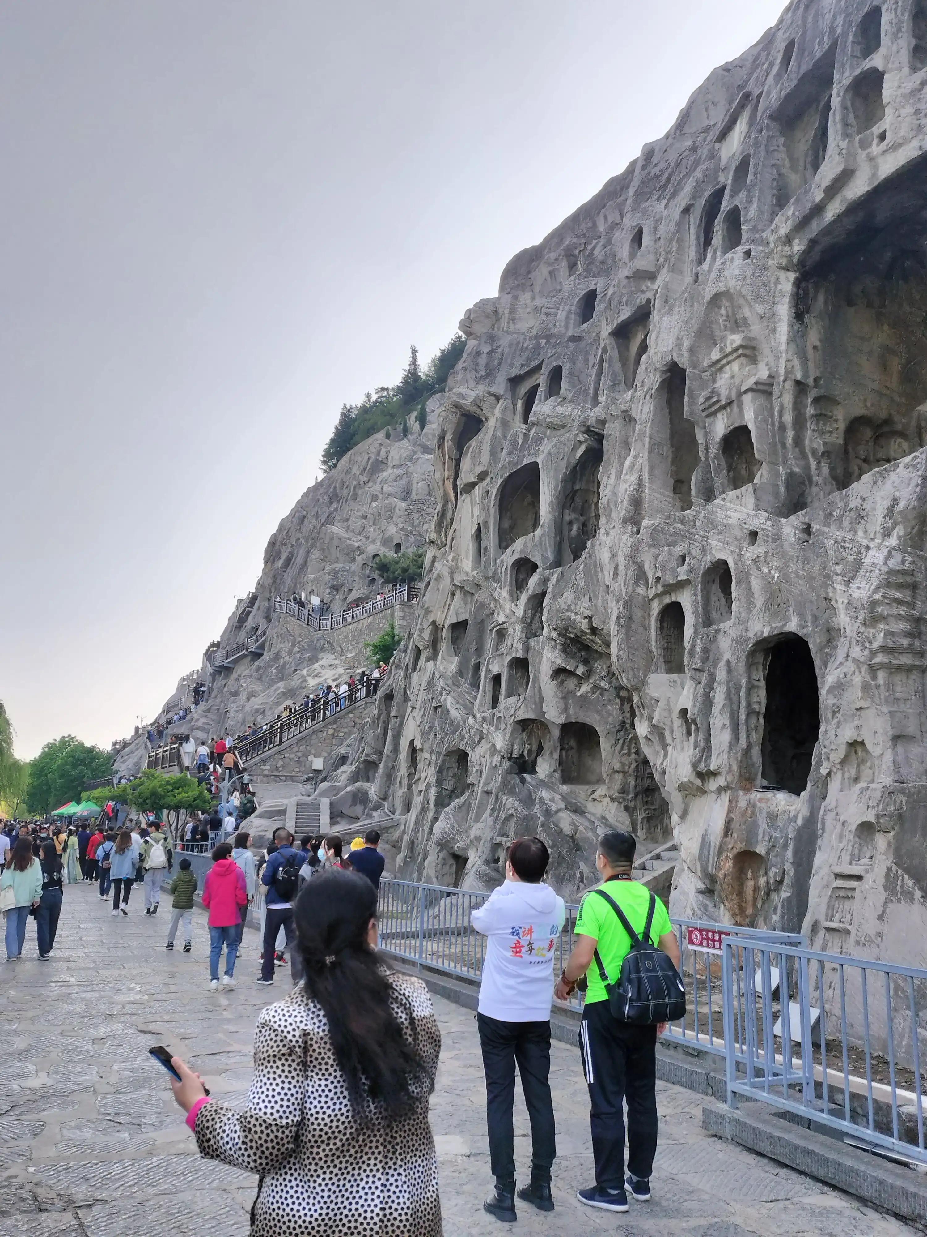 龙门石窟中国石刻艺术,龙门石窟被谁评为世界石刻最巅峰