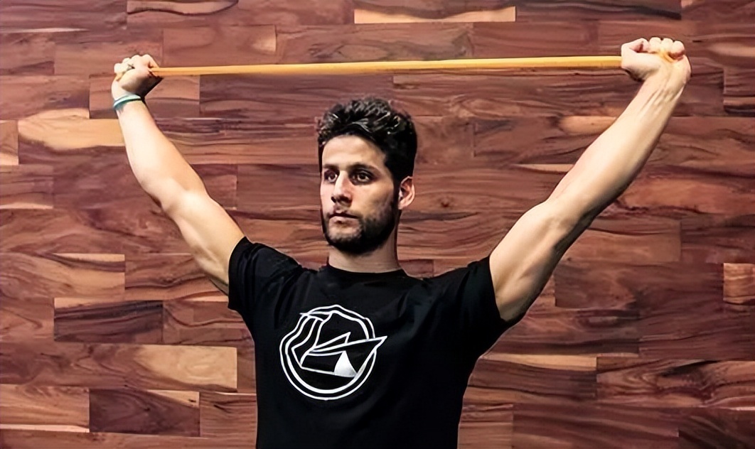 几个动作练掉含胸驼背虎背熊腰,怎样锻炼背部虎背熊腰