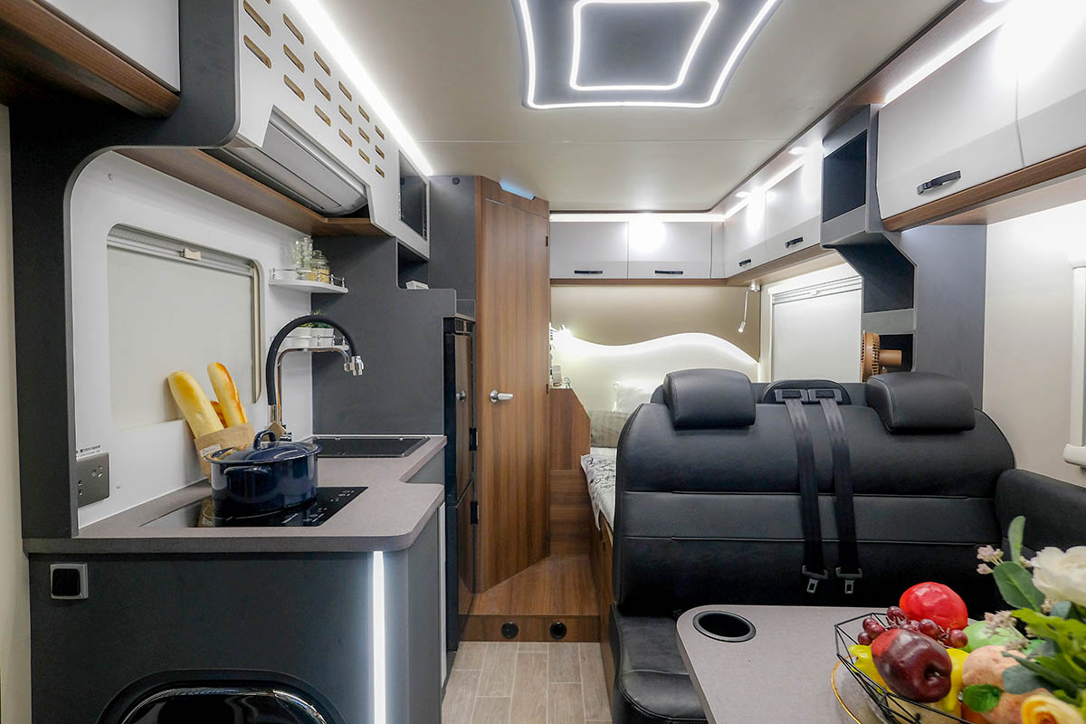 可在城市代步又可旅行的t型房车,中轴低顶b型15万左右房车推荐