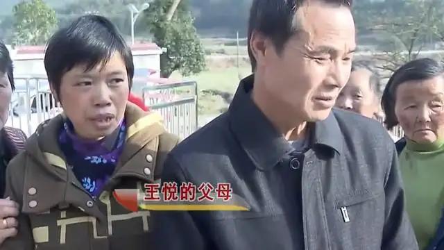 29岁姑娘抛夫弃子，执意嫁当姥爷的50岁大爷，男子：她能帮我赚钱