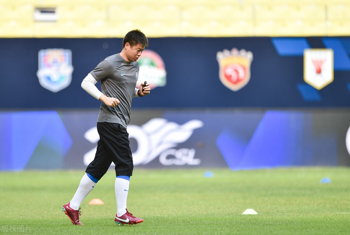 天津津门虎教练于根伟,于根伟穿的男鞋