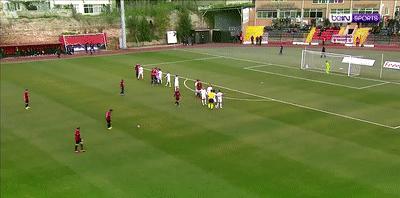 小狗进足球场扑球,狗子闯进足球场带球过人成功射门