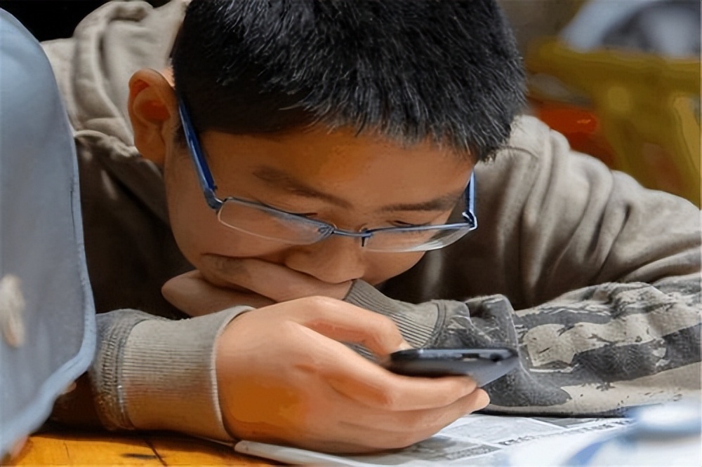 高中生爱玩手机家长怎么管理,高中生手机上瘾心理问题