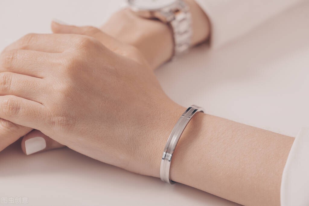 银手镯为什么遇到毒素会变黑,银手镯变黑的原因是排毒素吗