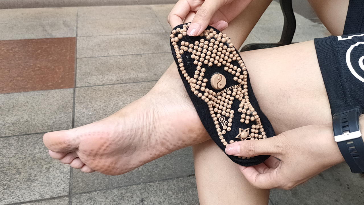 给丈母娘洗脚修脚,送丈母娘保健品推荐