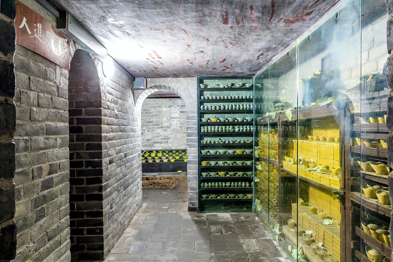 和珅的所有家产相当于多少人民币,和珅的家产相当于现在多少钱