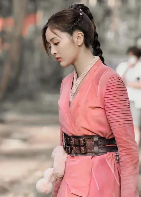 演4部剧，收入上亿元，日收入30万以上，娱乐圈的豪，无人可知