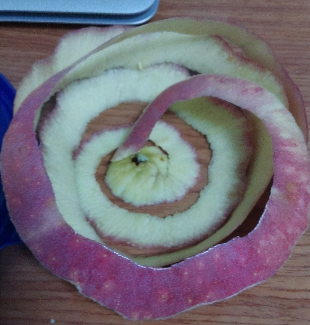 削苹果的时候偷偷许愿图片,完整的苹果皮是不是可以许愿