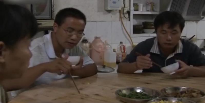 广西小伙养草鱼卖400,5亩养殖草鱼一年能赚500万