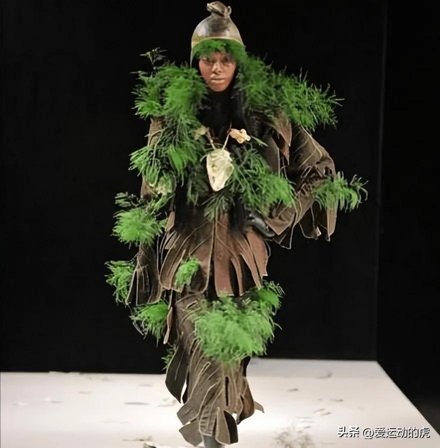 娜扎丁字裤外穿,美吗?模特露胸露臀,到底哪里出错了?