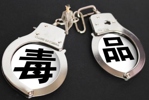 帮人代购毒品定什么罪,为他人代购免税品构成走私罚几倍