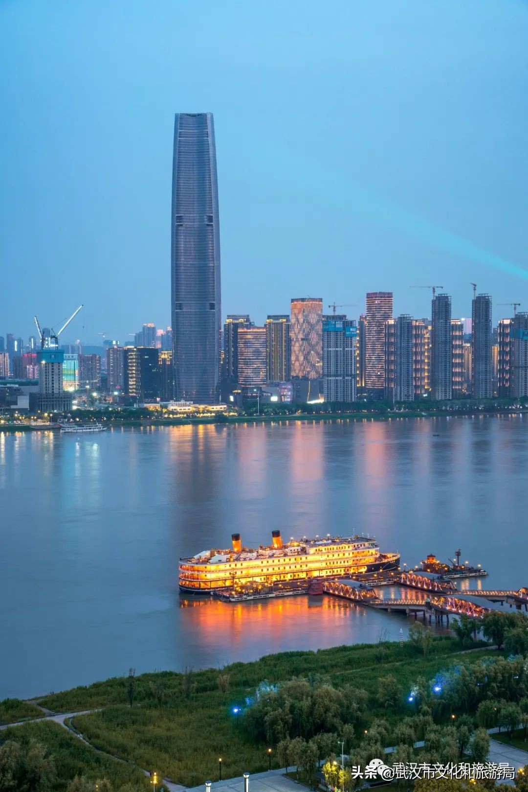 武汉人在江边,一个人在武汉江边