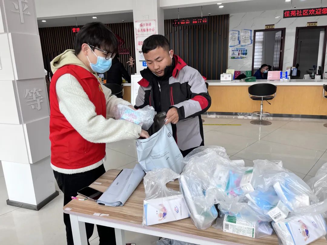 疫情期间给困难户送抗疫暖心包,疫情救助暖心包