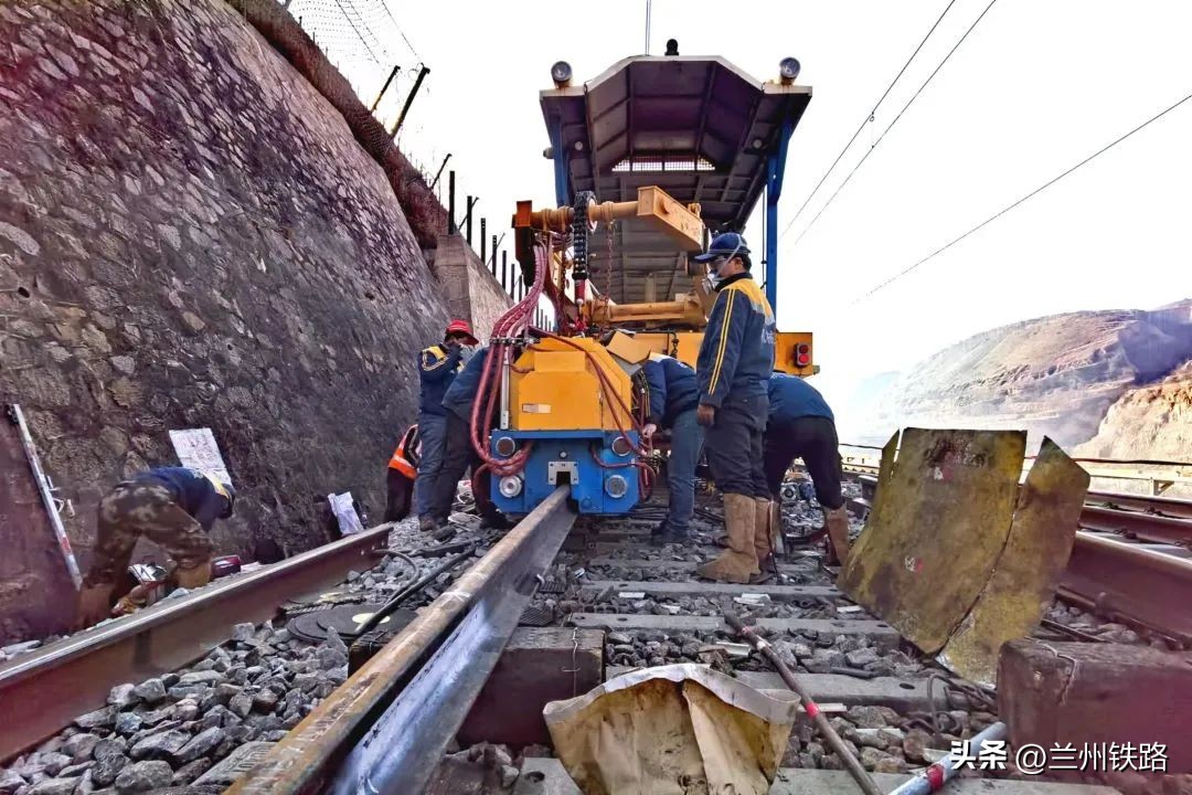 火车车轨怎么焊接,机械焊接铁轨