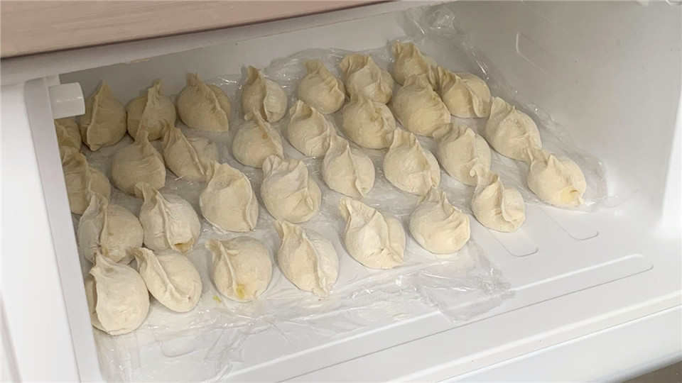 饺子包好教你一招不要直接放冰箱,怎样饺子不粘连放冰箱