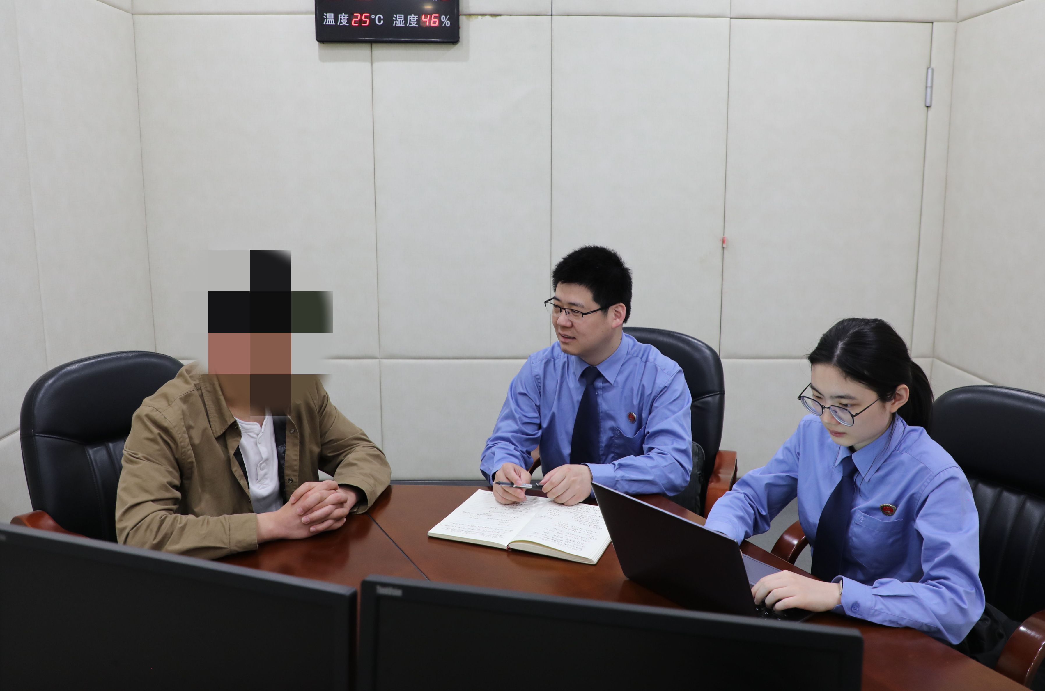 她谎称自己有低价购买品牌手机的“特殊渠道”，闺蜜信以为真投资百万……