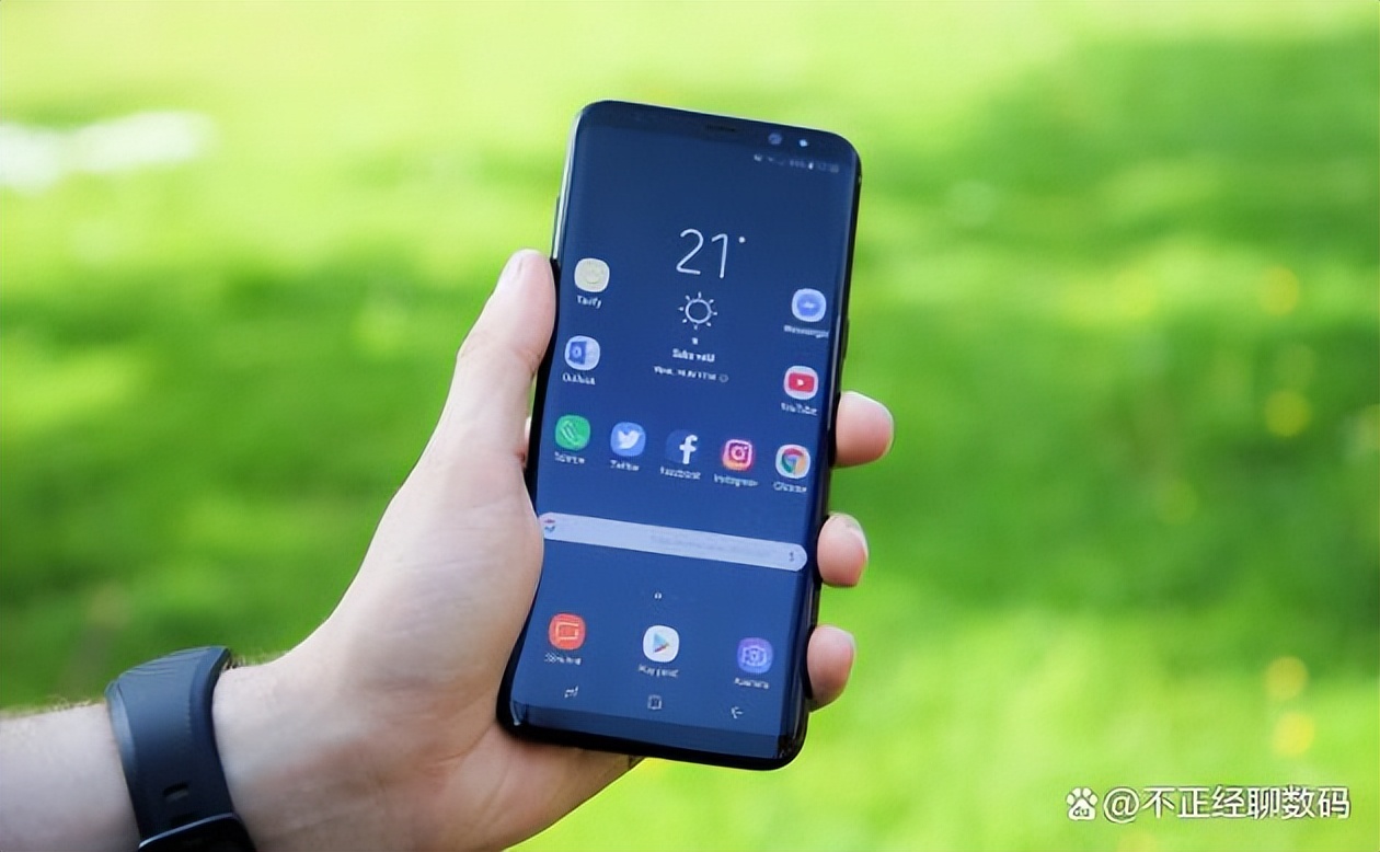 苹果8和三星s8哪个好视频,三星s8和苹果8哪个值得买