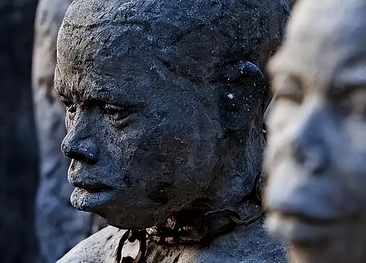 黑奴船上的悲惨生活：男性被关进船舱，女性在甲板上不断发出惨叫