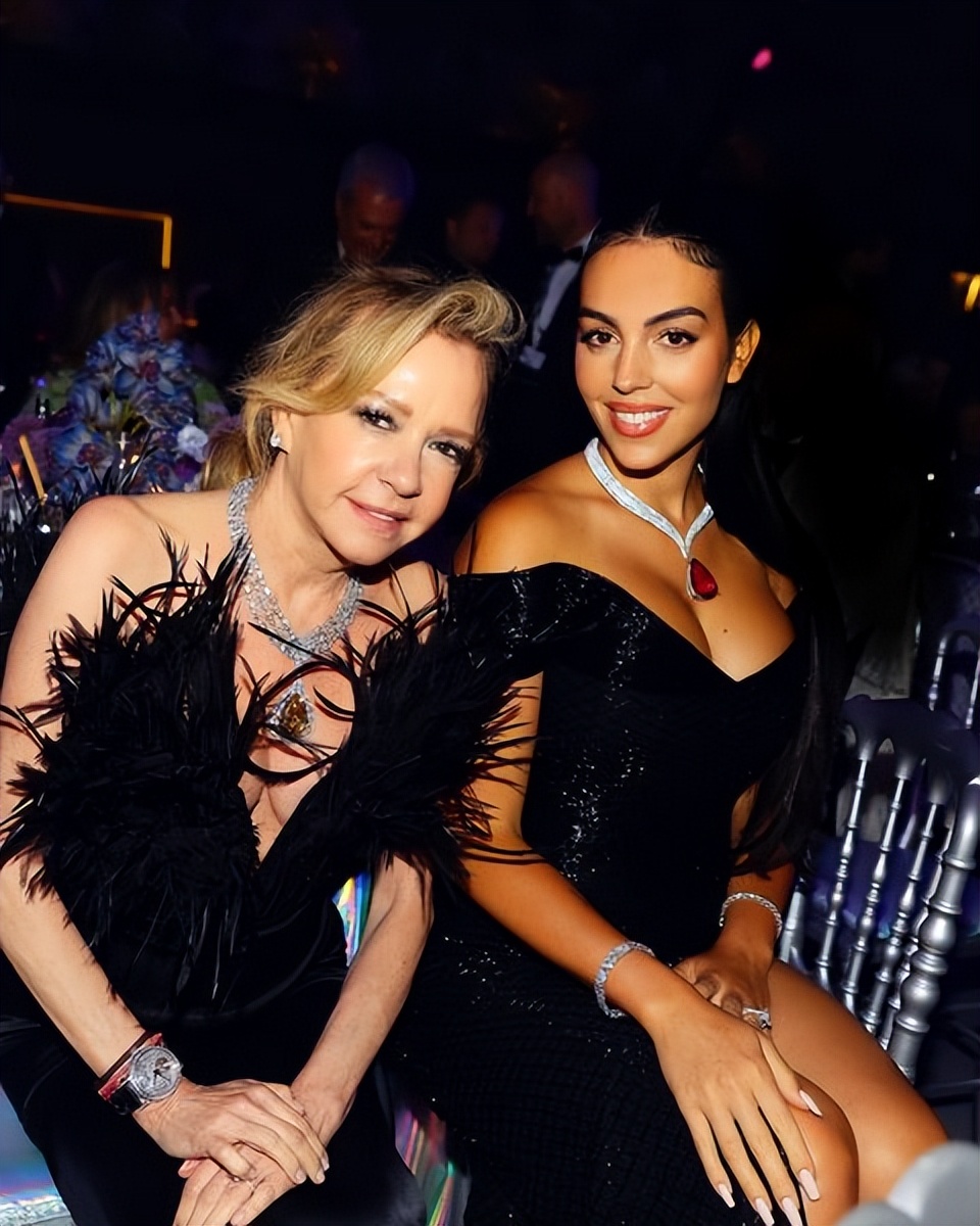 乔治娜穿迷你裤热舞很辣!C罗龙凤胎生日,她穿紧身超短裙抢风头