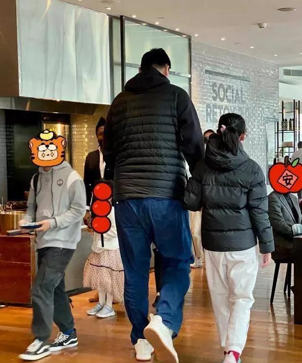 男篮三大中锋的爱情：姚明娶初恋，王治郅二婚，巴特尔娶二婚妻子