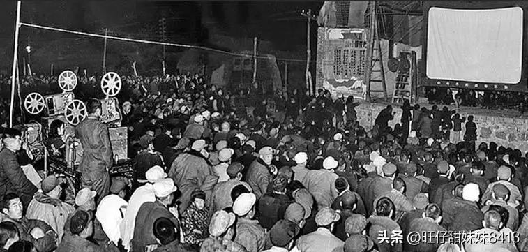 七八十年代农村看露天电影的照片,七十年代看露天电影照片