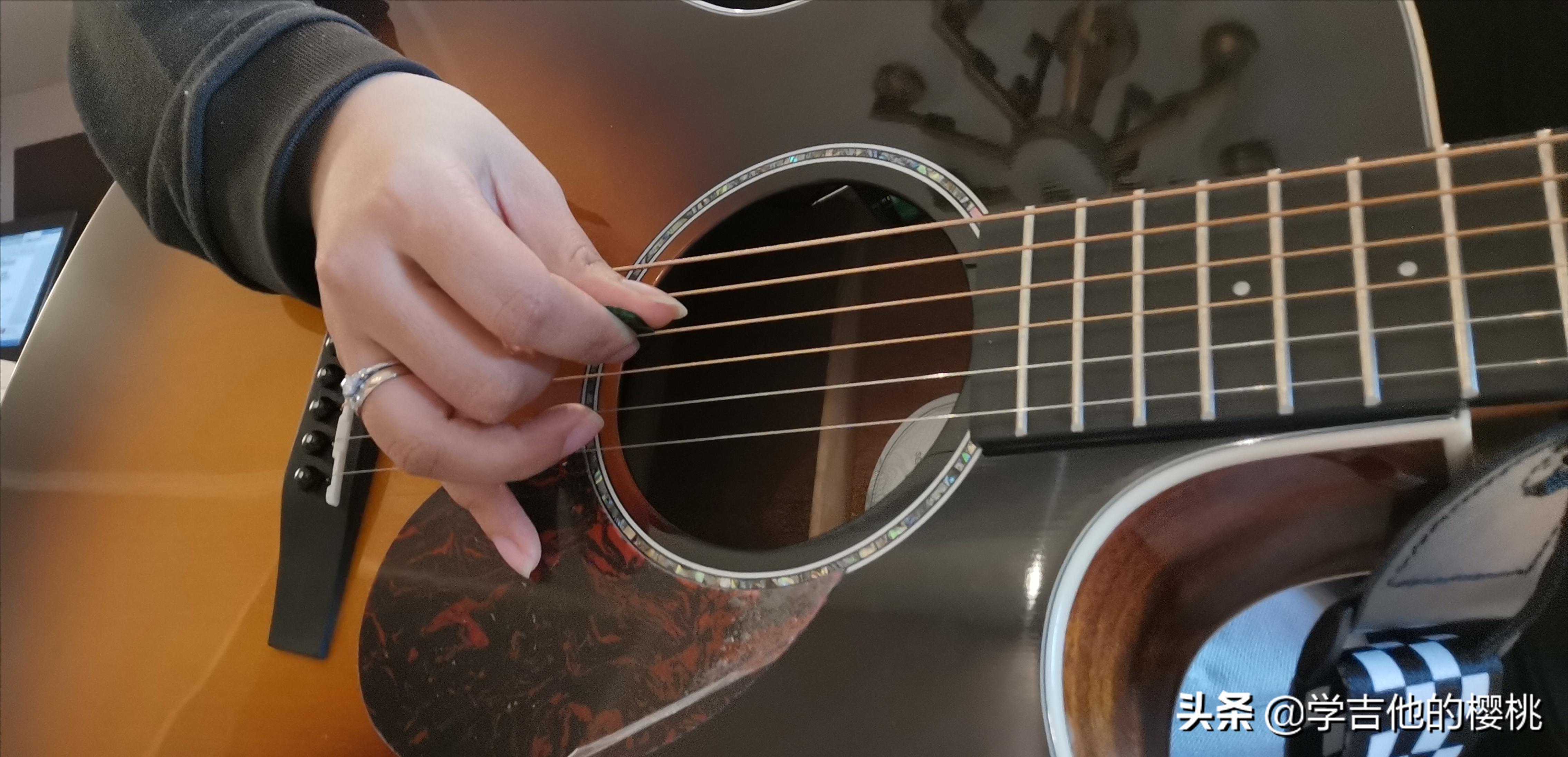 保姆级乐理课程！吉他初学者一看就会：拨片弹奏技巧与方法实操