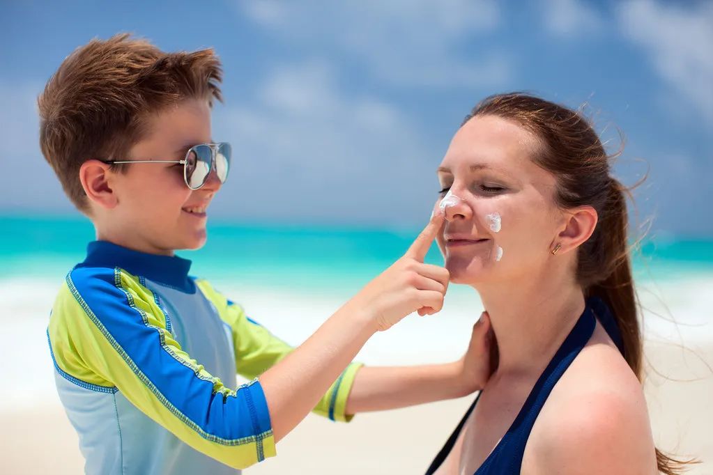 钛银防晒伞和银胶伞哪个防晒好,黑胶伞和银胶伞哪个防晒好