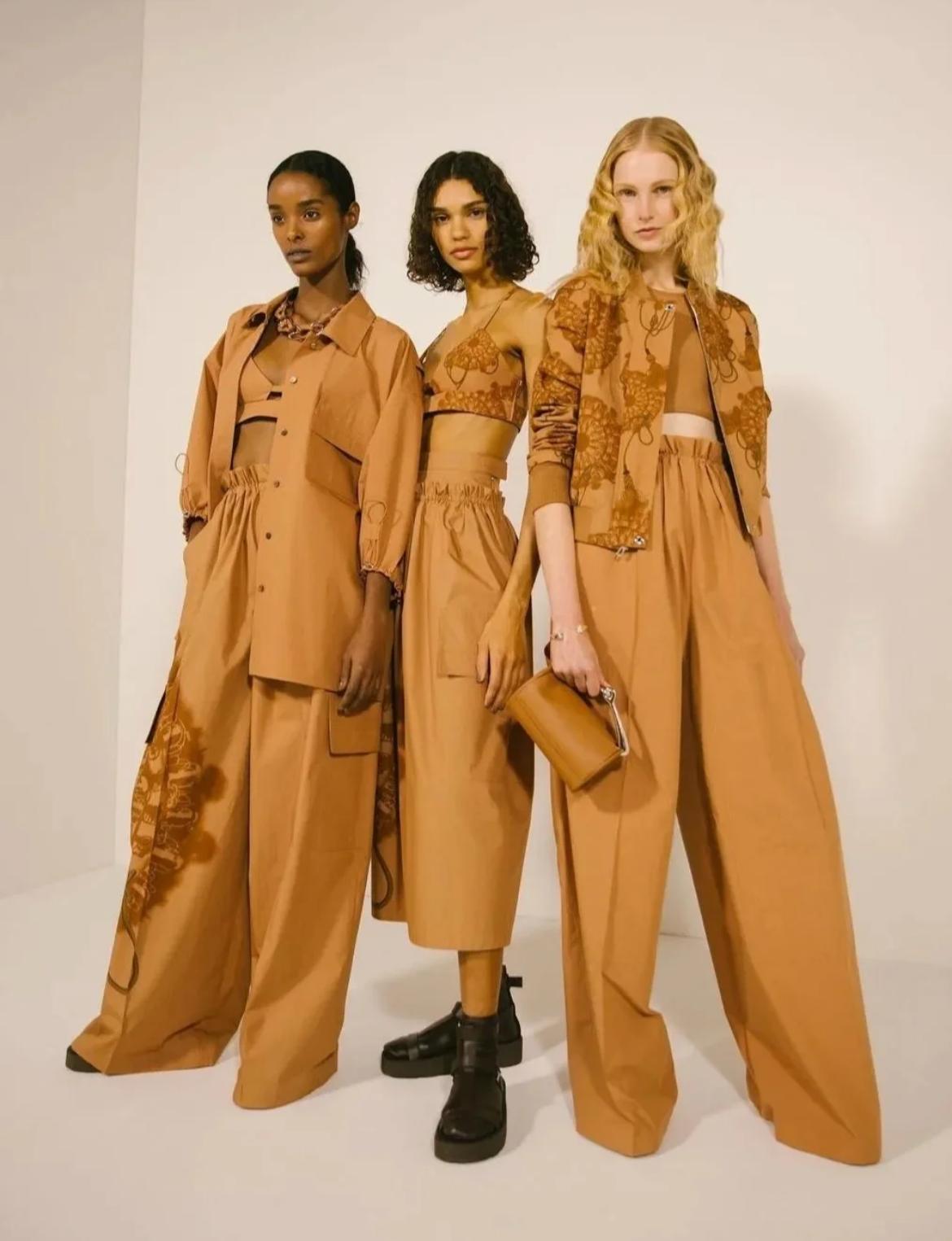 腰带扔一边吧，今年突然流行“抽绳裤”，松紧收放自如，时髦减龄