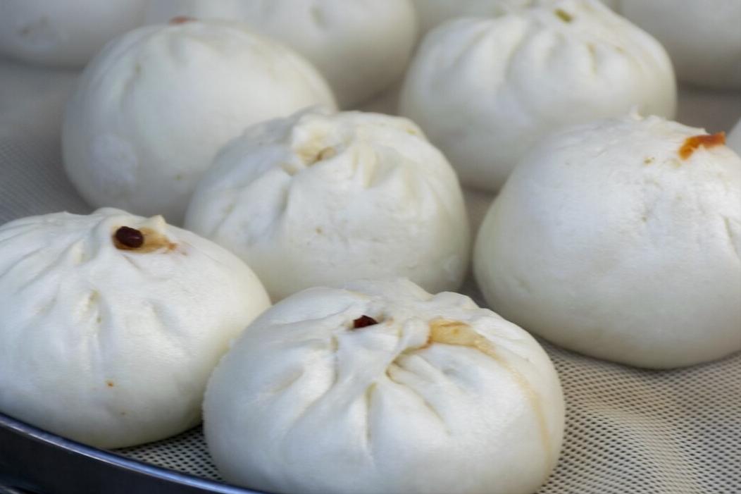 蒸青菜包子，为何总是发黄？教你2招，青菜翠绿不变色，香喷喷的