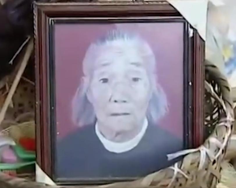 湖南88岁老太喝药自杀，三儿子围看等老人咽气，放话她早该死了!