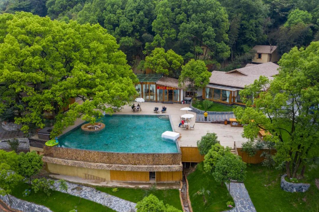 神仙眷侣辞掉高薪工作，爆改废弃山谷，悬崖高空造无边恒温泡池