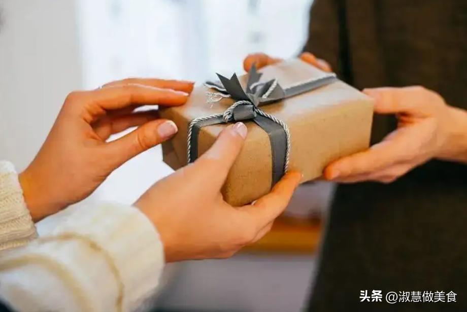 中秋节送礼一般送什么给长辈,中秋节怎样送礼又有什么讲究