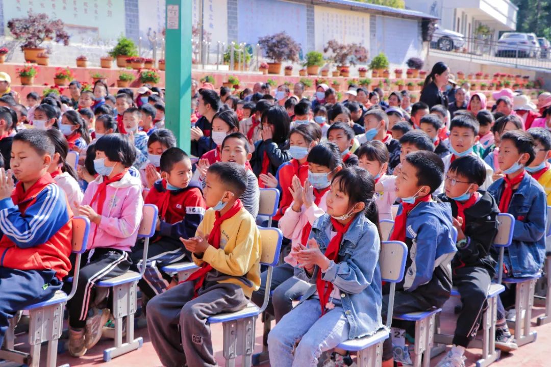 普法强基|小学生“当了*法大**官”——牟定县安乐中心小学开展“以案释法”模拟法庭进校园活动