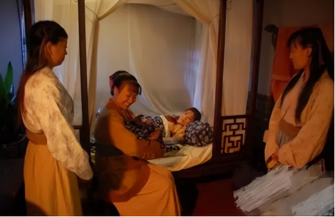 古代女子生娃，为何接生婆一直喊着要烧热水？了解后心疼古代女人