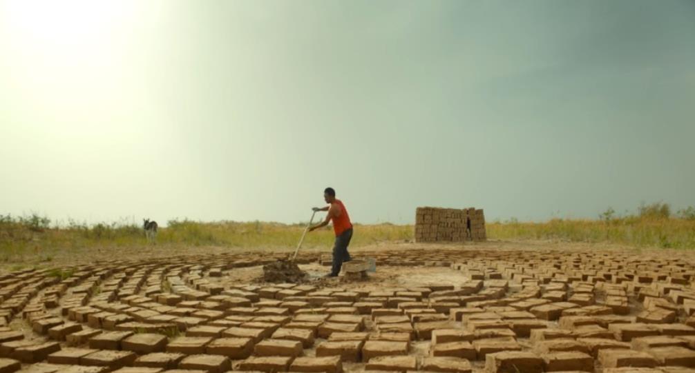 不曾拥有，就不会悲伤。《隐入尘烟》背景中的「囍」字