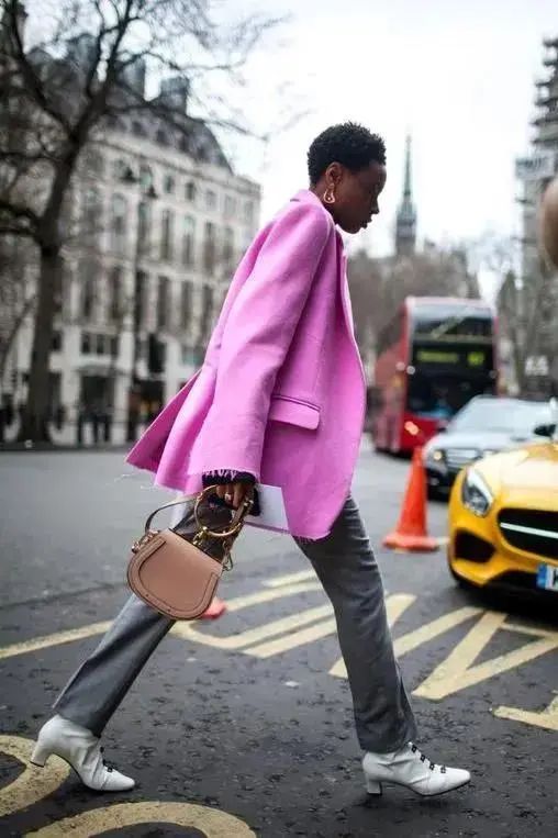 灰色和深灰哪个更适合年轻人穿,暖灰色系搭配灰白满满的高级感