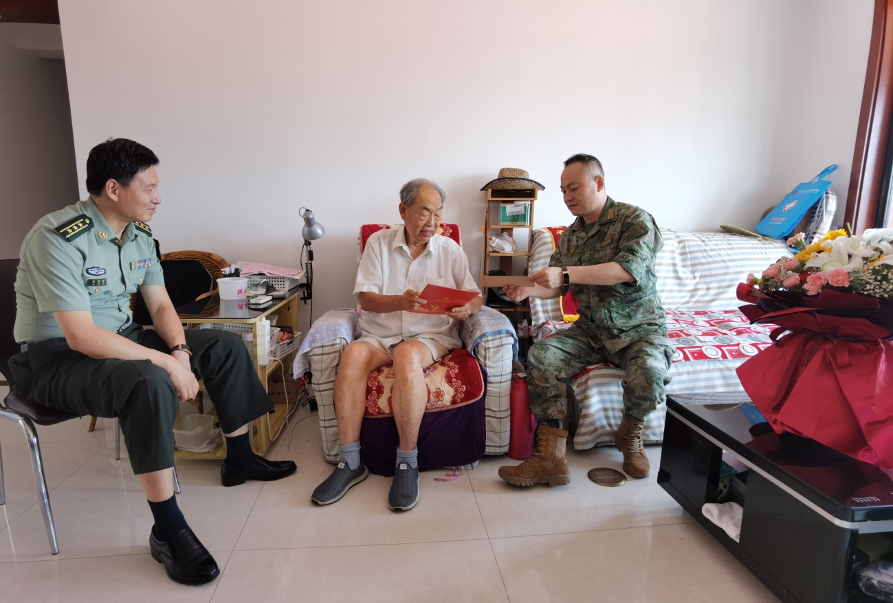 致敬革命老兵赓续红色血脉——河北省军区石家庄一所组织“八一”走访慰问老干部活动