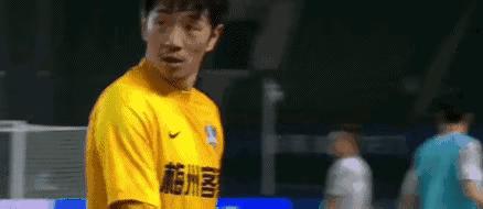 中国足球又上演全武行，口嗨行，侯宇被爆嘴巴不干净，被人追打